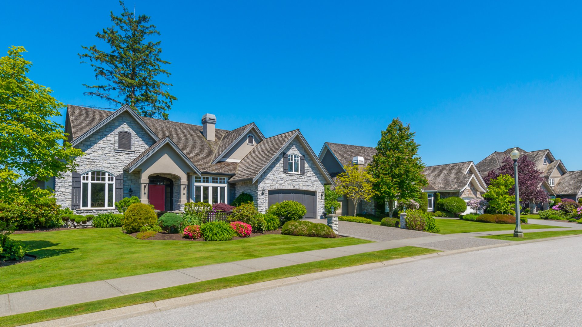 A neighborhood in Mapleton, MN with well maintained landscaping due to our services.